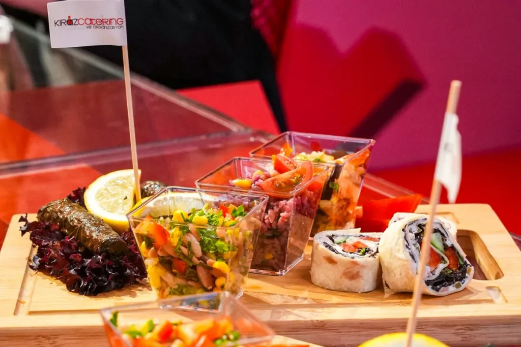 Fuar Catering Görselleri 9 Automechanika Fuarı’nda stand için sunulan profesyonel fuar catering ikramları