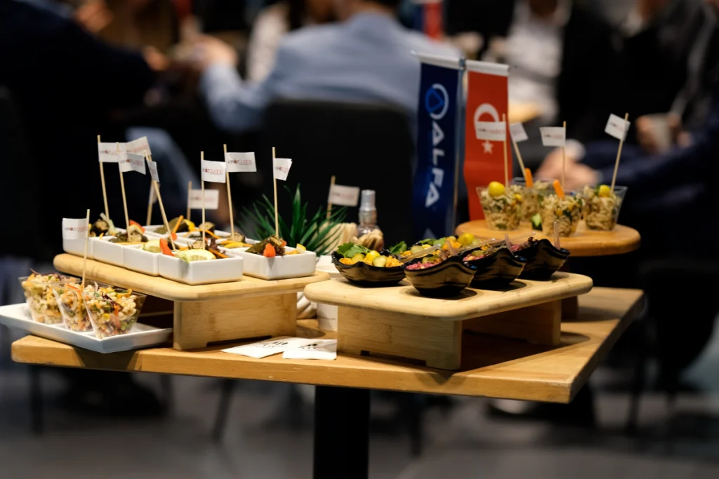Fuar Catering Görselleri 3 BeautyEurasia fuarında sunulan profesyonel fuar catering ikramları ve stand servis hizmetleri