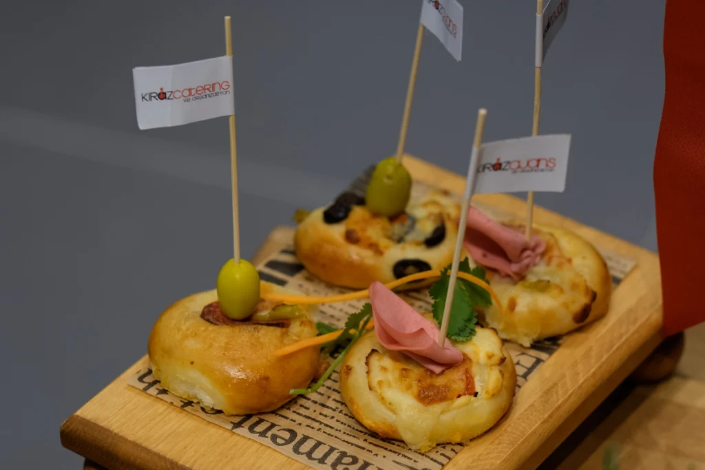 Fuar Catering Görselleri 22 Busworld Türkiye fuarında sunulan profesyonel fuar catering finger food ve kokteyl ikramları