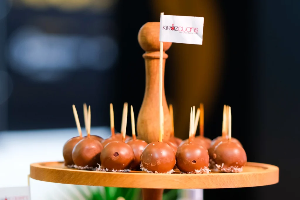 CBME Anne Bebek Fuarında sunulan profesyonel fuar catering ikramları ve stand servis hizmetleri
