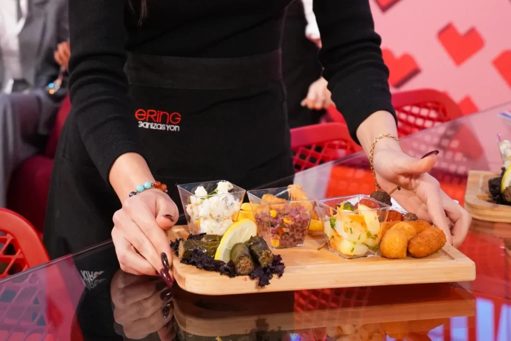 Evteks Fuarı’nda stand için sunulan zengin ve çeşitli catering ikramları