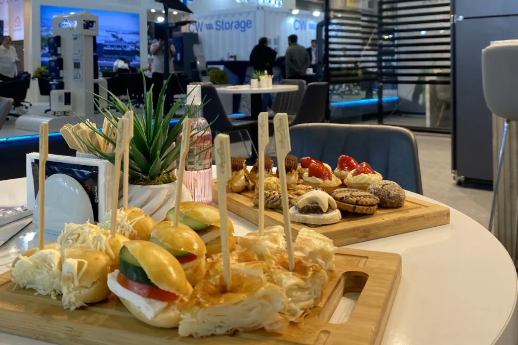 İstanbul fuar catering firmaları tarafından sunulan profesyonel stand ikram hizmetleri