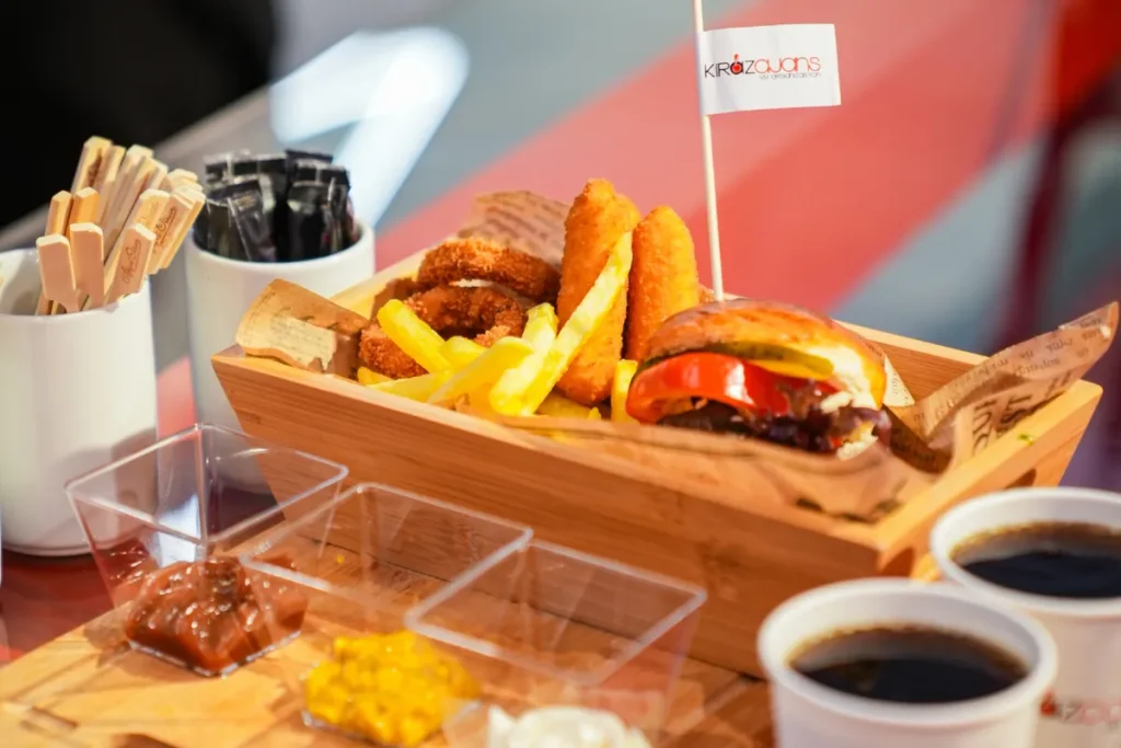 Hostech Fuarı’nda stand için sunulan profesyonel fuar catering ikramları