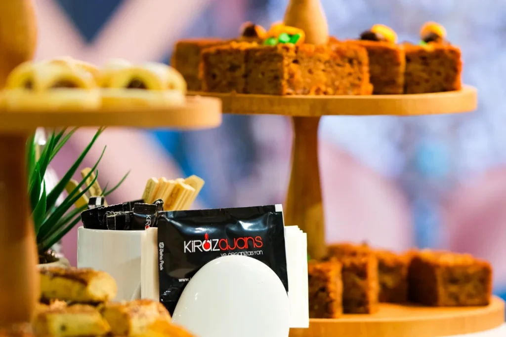 ICCI Enerji fuarında sunulan profesyonel fuar catering ikramları ve stand servis hizmetleri