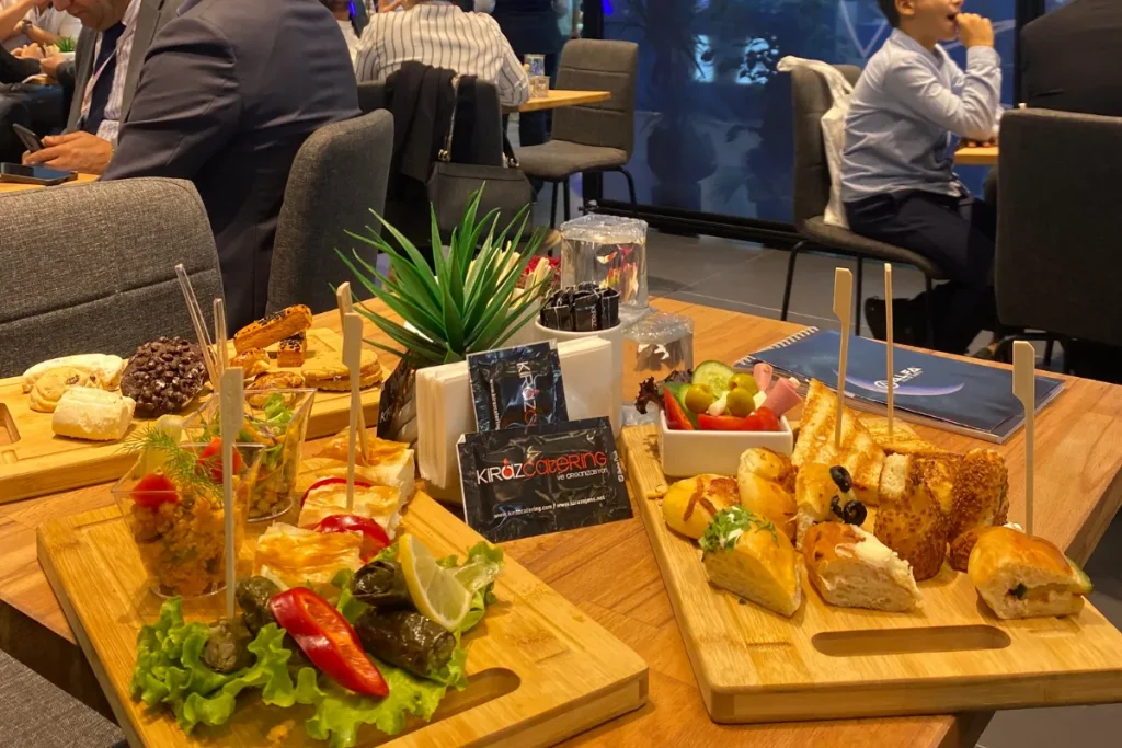 Fuar Catering Görselleri 21 İFM’de sunulan profesyonel fuar catering ve İstanbul fuar catering hizmeti