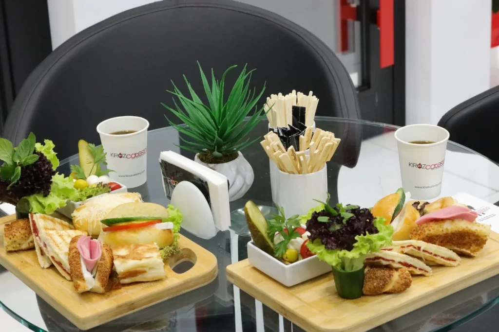 Fuar Catering Görselleri 18 Kapı Pencere Fuarı’nda sunulan fuar catering hizmeti kapsamında hazırlanan özel ikramlar