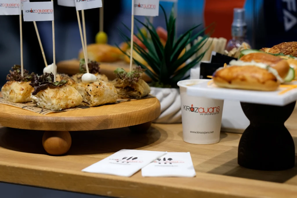 Kuyumculuk Jewelry Show fuarında sunulan profesyonel fuar catering ikramları ve stand servis hizmeti
