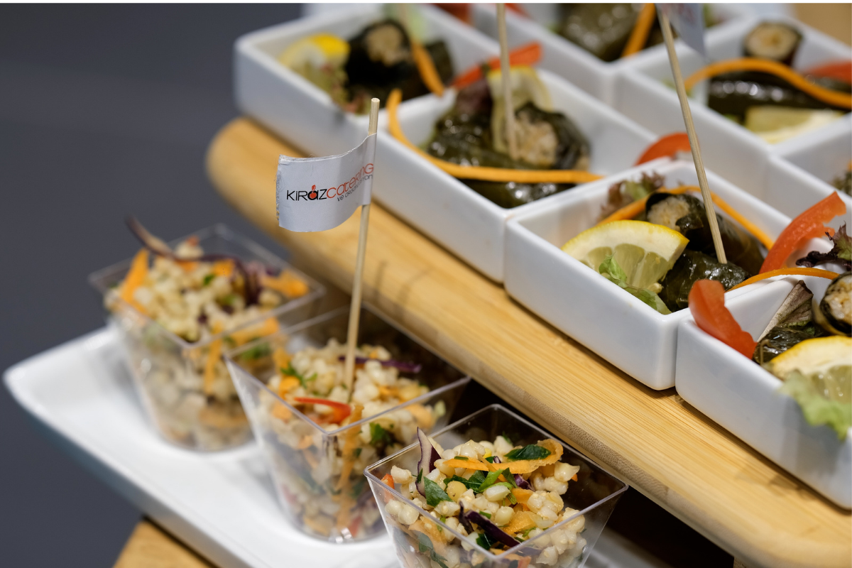 Maktek fuarında sunulan profesyonel fuar catering ikramları ve stand servis hizmeti