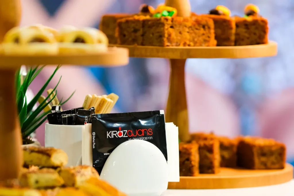 Anasayfa 7 Pullman Otel’de düzenlenen organizasyonlarda sunulan profesyonel fuar catering hizmeti