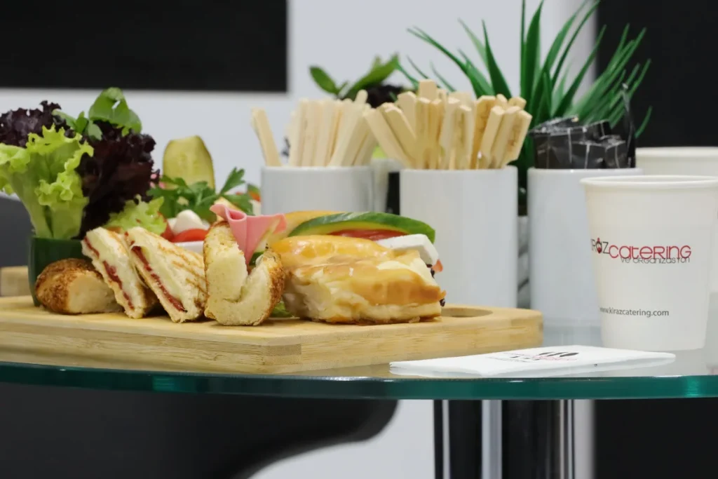 RePlast Fuarı’nda sunulan fuar catering hizmeti kapsamında hazırlanan özel ikramlar