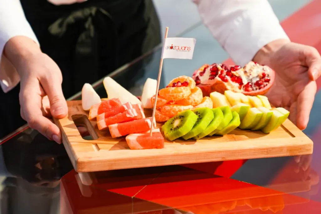 Solarex Fuarı’nda stand için sunulan profesyonel fuar catering ikramları