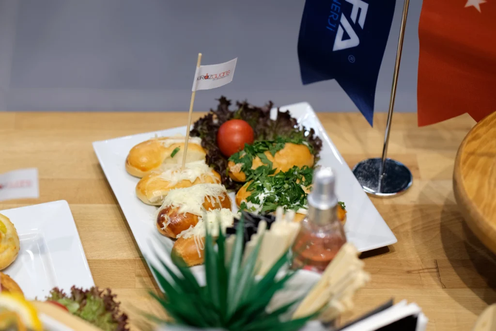 WorldFood fuarında sunulan profesyonel fuar catering ikramları ve stand servis hizmetleri
