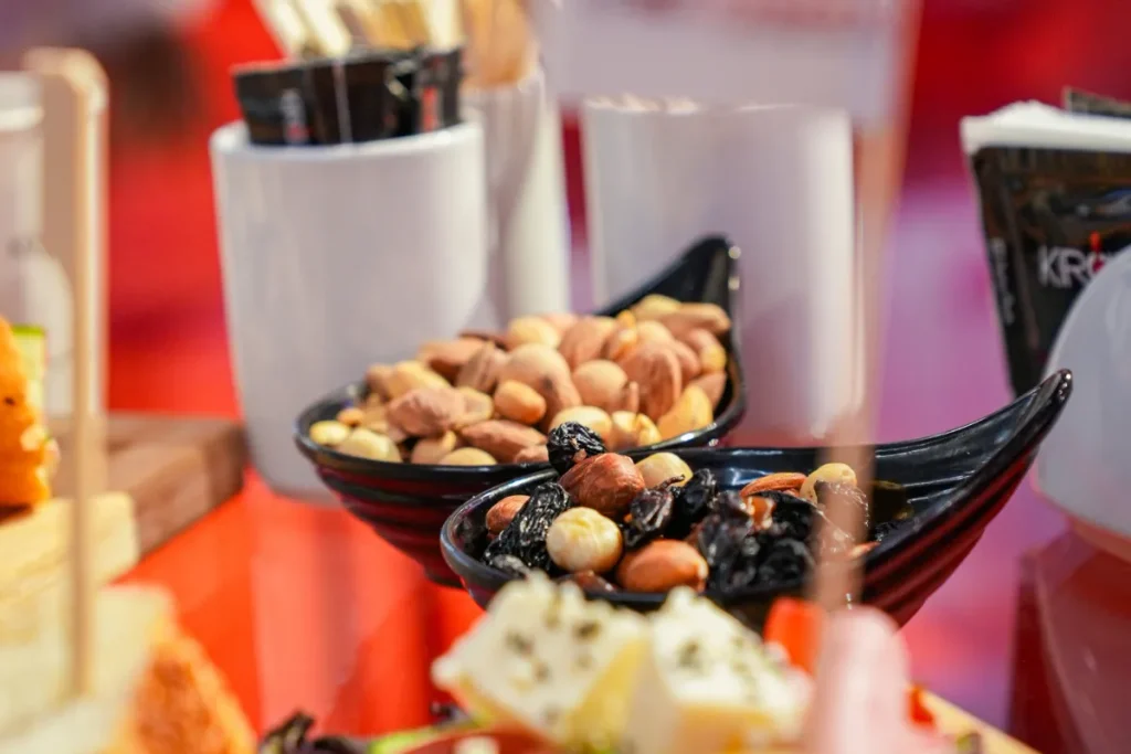 Yapı Fuarı’nda stand için sunulan profesyonel fuar catering ikramları ve atıştırmalıklar