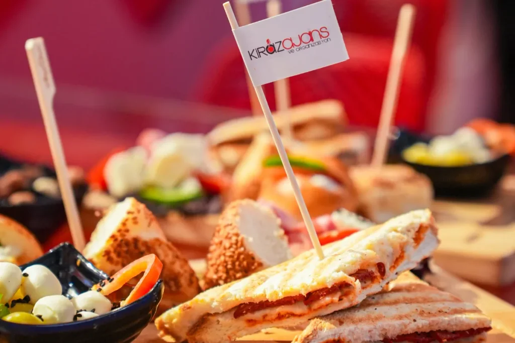 Fuar Catering Görselleri 24 Züchex Fuarı’nda stand için hazırlanan profesyonel catering ikram sunumu